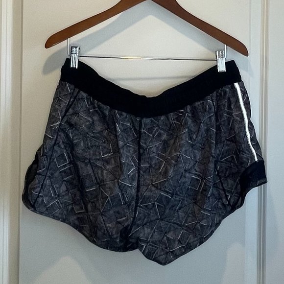 lululemon athletica Pants - PATTERNED BLACK AND WHITE SHORTS SIZE 12 LADIES LULULEMON